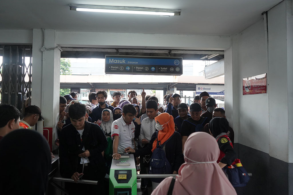 Terlihat massa memenuhi Stasiun Ancol, Jakarta Utara dan perlahan-lahan menuju Jakarta International Stadium (JIS).