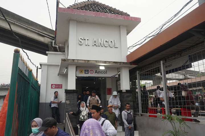 Ratusan massa terlihat antre dengan tertib saat akan keluar dari Stasiun Ancol. Mereka kemudian longmarch menuju JIS.