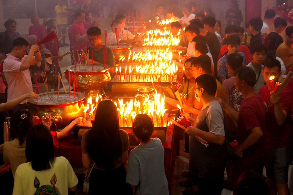 Semarak menyambut Tahun Baru Imlek 2024 terasa begitu kental di Vihara Dharma Bakti, Banda Aceh. Ratusan umat keturunan Tionghoa memadati vihara sejak Jumat, 9 Februari 2024 malam, untuk memanjatkan doa dan harapan di momen istimewa ini.