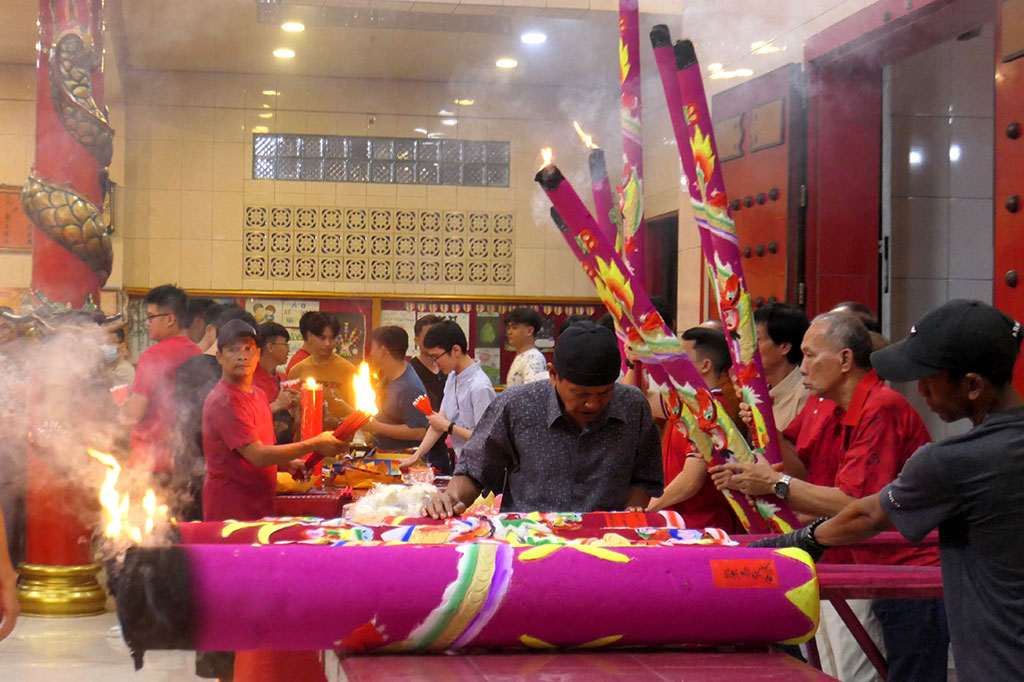 Ibadah malam Imlek berlangsung khusyuk dengan lantunan doa dan ritual keagamaan yang penuh makna. Suasana damai dan penuh ketenangan menyelimuti vihara, mengantarkan umat menuju Tahun Baru Imlek yang penuh harapan.
