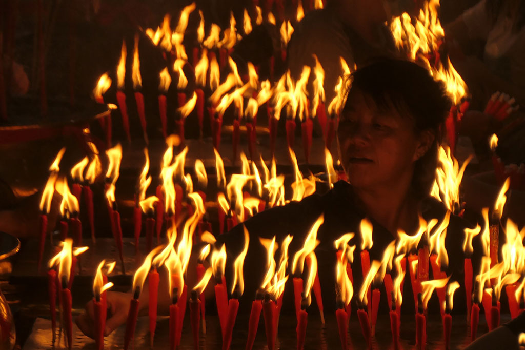 Pantauan Medcom.id, hingga pukul 01.30 WIB, vihara dharma bakti Banda Aceh masih tampak ramai dipadati para umat yang melaksanakan ibadah malam imlek. Pengamanan ketat dari pihak kepolisian terlihat di sekitar vihara, untuk memastikan kelancaran dan keamanan ibadah bagi seluruh umat di bumi serambi mekkah.