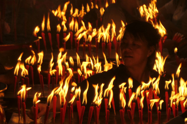 Pantauan Medcom.id, hingga pukul 01.30 WIB, vihara dharma bakti Banda Aceh masih tampak ramai dipadati para umat yang melaksanakan ibadah malam imlek. Pengamanan ketat dari pihak kepolisian terlihat di sekitar vihara, untuk memastikan kelancaran dan keamanan ibadah bagi seluruh umat di bumi serambi mekkah.