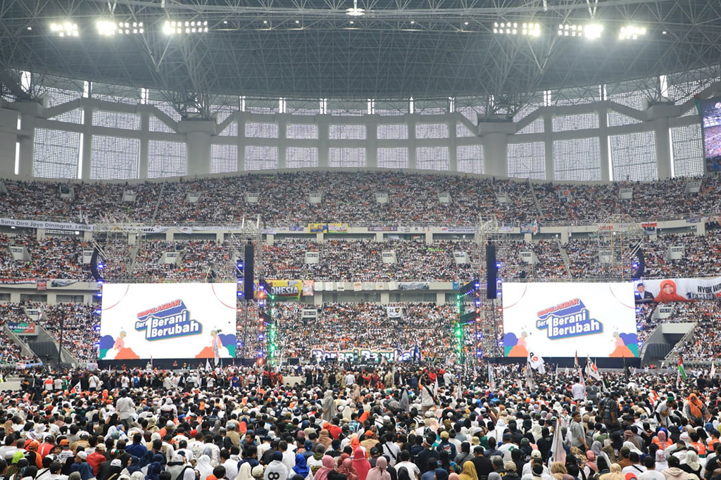 Dari pantauan Medcom.id, ratusan ribu massa memadati bagian tribun maupun sisi lapangan JIS. 