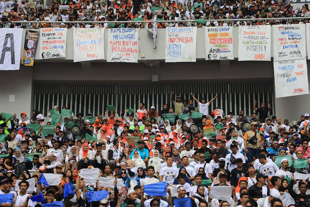 Berbagai poster ditempel di stadion, di antaranya bertuliskan 'RAKYAT MAKMUR PEMIMPIN ADIL INSYAALLAH', 'PRESTASI YESS!!! GIMMICK?? NO!!!', 'KAMI BOSAN MENUNGGU, KAMI BUTUH PERUBAHAN', dan lain-lain.