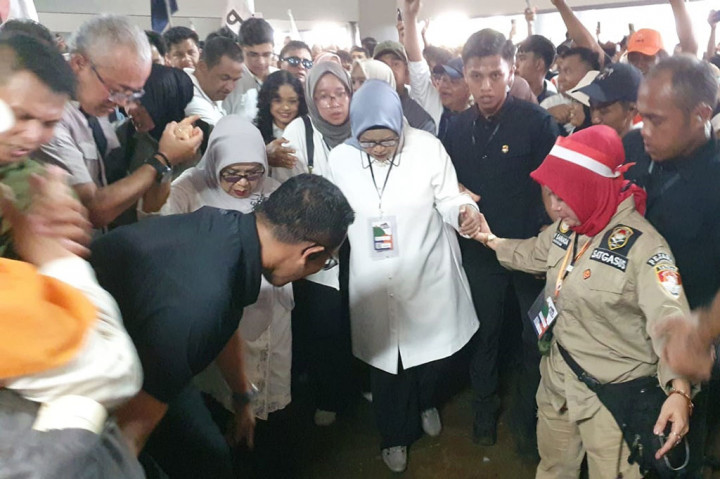 Istri calon presiden (capres) nomor urut 1 Anies Baswedan, Ferry Farhati, tiba di Jakarta International Stadium (JIS), Jakarta Utara. Ferry akan mendampingi Anies menyapa massa yang datang pada Kampanye Akbar di JIS, Sabtu, 10 Februari 2024.