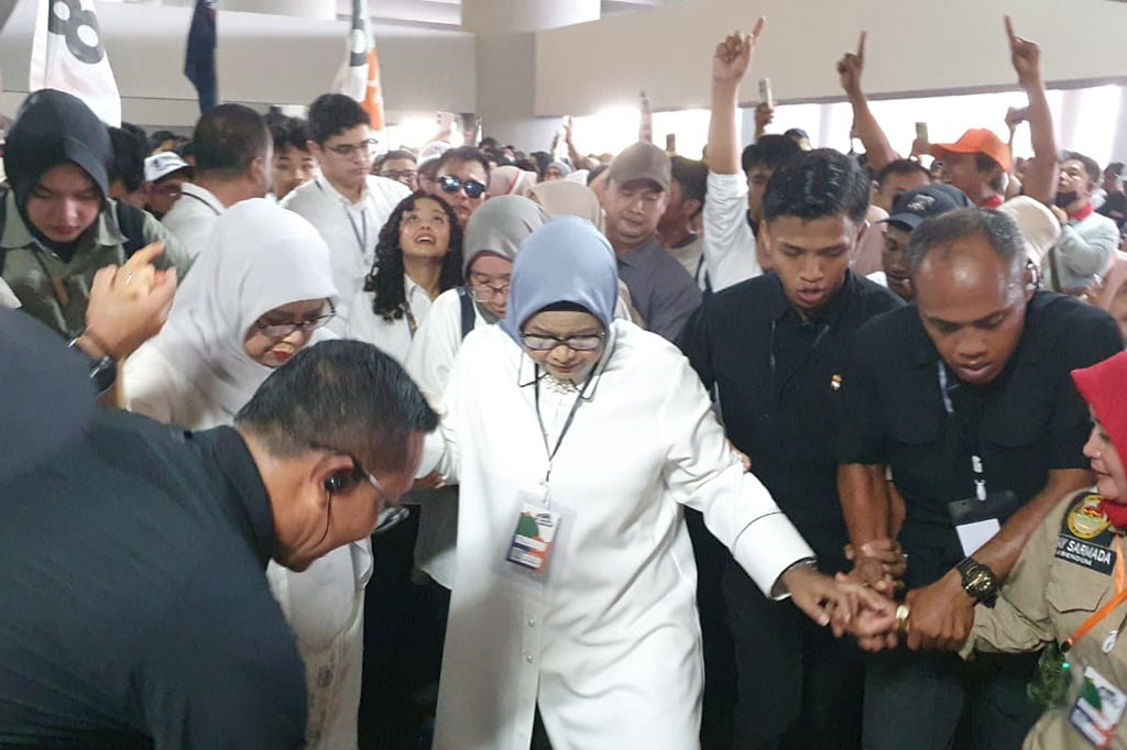 Ferry yang datang bersama anak-anaknya berusaha menembus massa. Karena massa tampak antusias menyambut Ferry. Massa meneriakinya 'Ibu Presiden....Ibu Presiden....'
