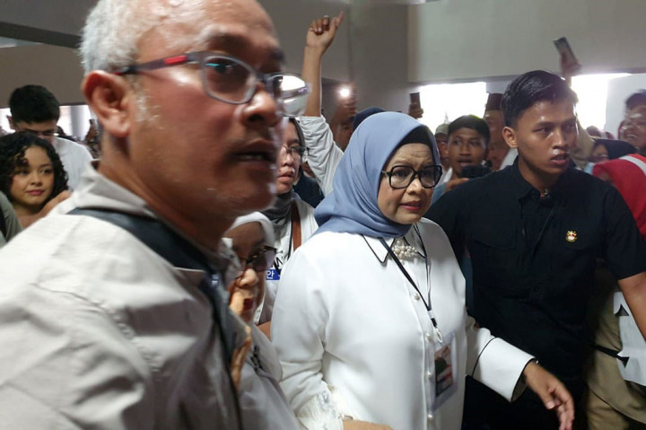 Ferry datang menggunakan pakaian putih lengan panjang. Dia memakai jilbab berwarna abu-abu.