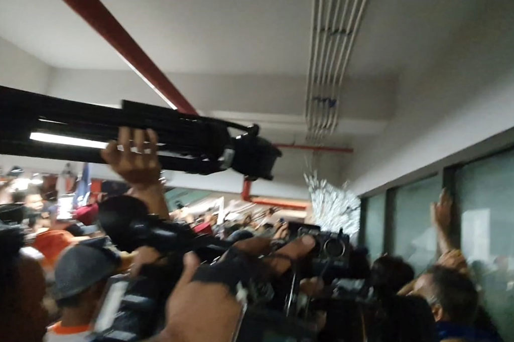 Momen kedatangan Ferry juga diwarnai insiden. Massa yang dorong-dorongan membuat pintu kaca lobby VIP Barat JIS pecah.