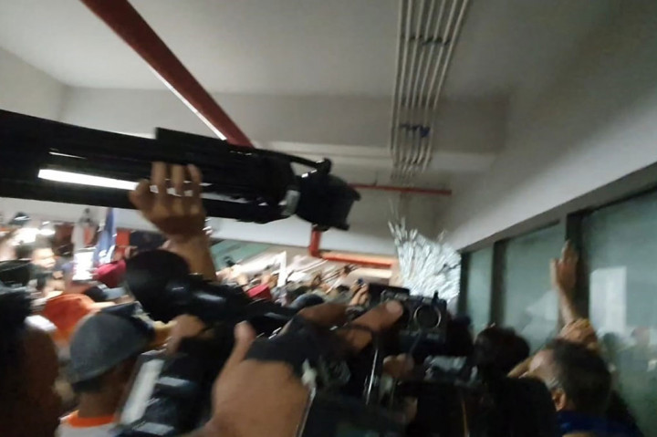 Momen kedatangan Ferry juga diwarnai insiden. Massa yang dorong-dorongan membuat pintu kaca lobby VIP Barat JIS pecah.