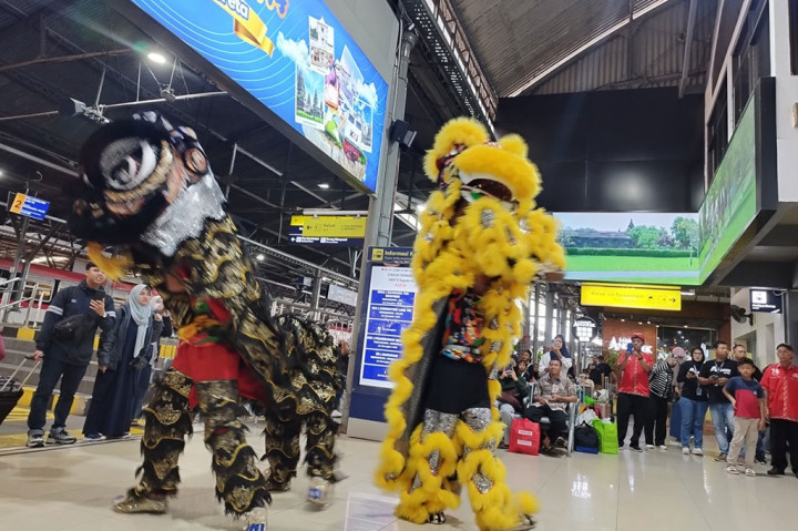 Pertunjukan Barongsai menyemarakkan perayaan Imlek di Stasiun Yogyakarta, Yogyakarta pada Sabtu, 10 Februari 2024. Mereka memberikan hiburan bagi pelanggan kereta api (KA) yang sedang menunggu kedatangan KA.