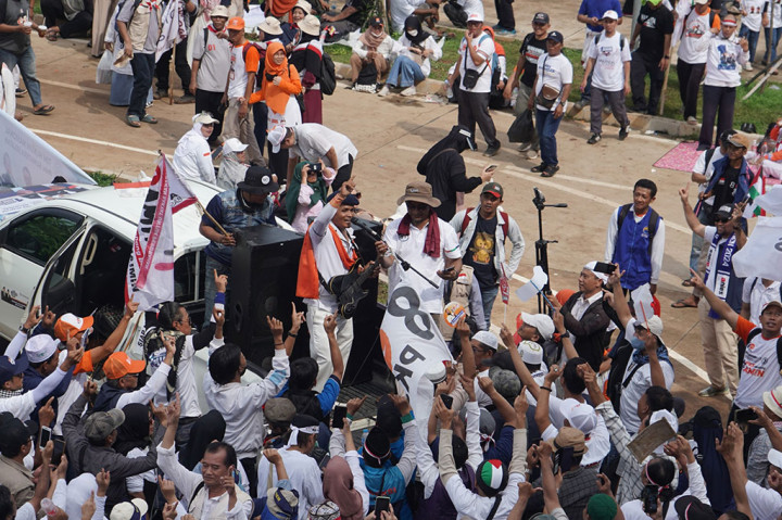 Antusias masyarakat menghadiri Kampanye Akbar Pasangan AMIN membuat Jakarta International Stadion (JIS) penuh. Masyarakat yang tak bisa masuk dihibur oleh Rhoma Irama KW alias Bang Rhompal Irama.