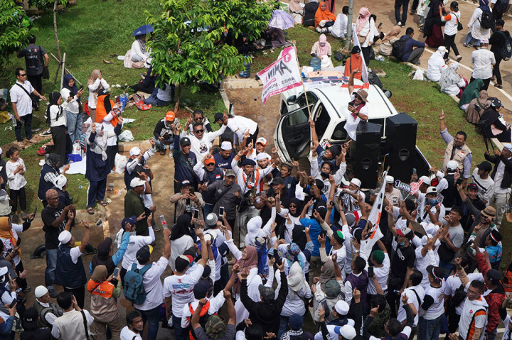 Dalam penampilannya Bang Rhompal menyanyikan berbagai lagu Indonesia bertema reformasi dan perubahan. Penampilannya disambut dengan sorak-sorak pendukung 01.