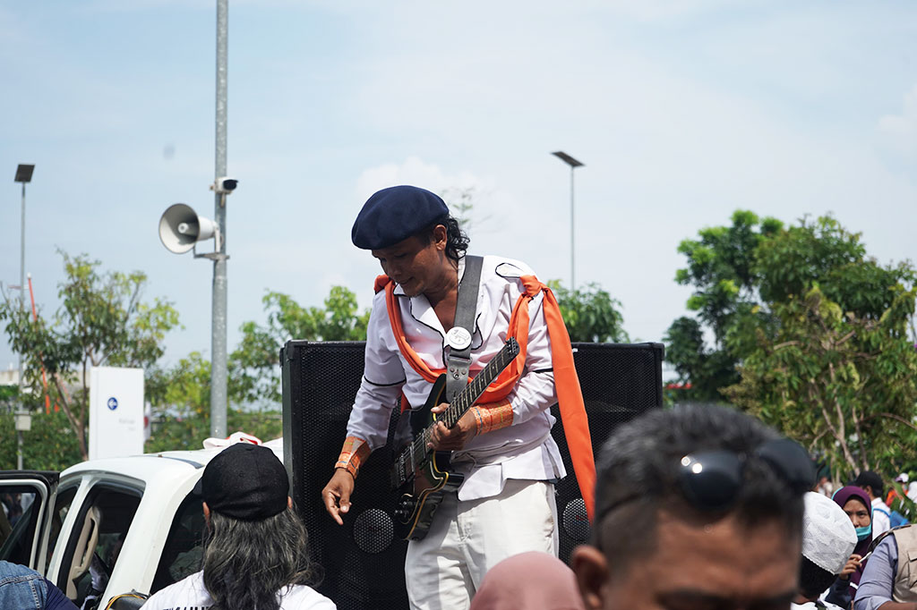 Bang Rhompal rela datang dari Kabupaten Bekasi demi menghibur para pendukung 01 yang tak sempat masuk ke dalam stadion.