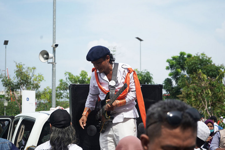 Bang Rhompal rela datang dari Kabupaten Bekasi demi menghibur para pendukung 01 yang tak sempat masuk ke dalam stadion.