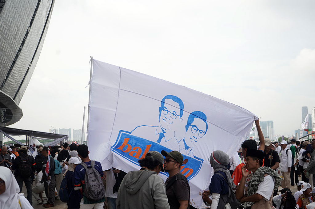 Dari pantauan medcom.id, zona barat JIS dipenuhi oleh masyarakat yang tak terhitung jumlahnya. Masyarakat datang dengan berbagai atribut pasangan AMIN.