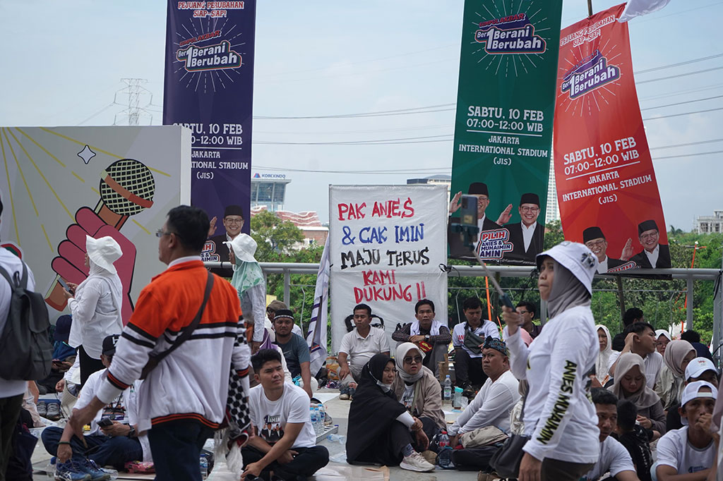 “Pak Anies & Cak Imin maju terus kami dukung,” tulis masyarakat pada spanduk yang dibawa.