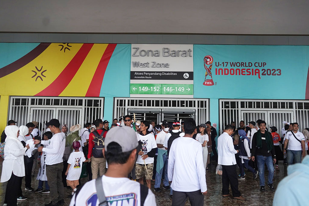 Berbagai kalangan terlihat turun menghadiri Kampanye Akbar Pasangan AMIN di JIS, mulai dari anak kecil hingga orang dewasa bahkan lansia.