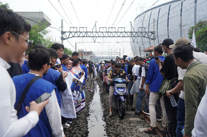 “Ayo pak semangat, lewat sini pak bisa,” ucap masyarakat sambil menyemangati pengendara motor yang lewat.