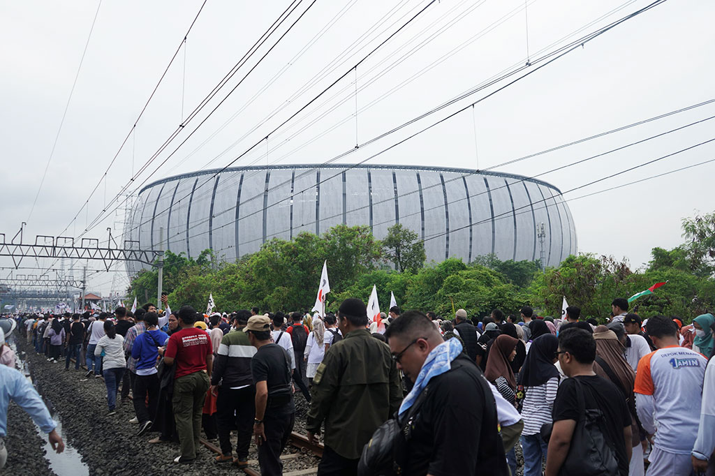 Masyarakat dari pintu barat sulit masuk ke kawasan stadion karena akses pintu yang kecil, belum lagi banyak kendaraan roda dua maupun roda empat yang parkir menutupi jalan.