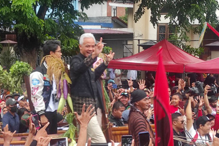 Dalam kampanyenya, Ganjar tetap menyoroti harga harga kebutuhan terutama beras yang masih mahal, yang harus diakhiri, dan berbagai persoalan sosial ekonomi yang meneka kehidupan rakyat maupun petani.