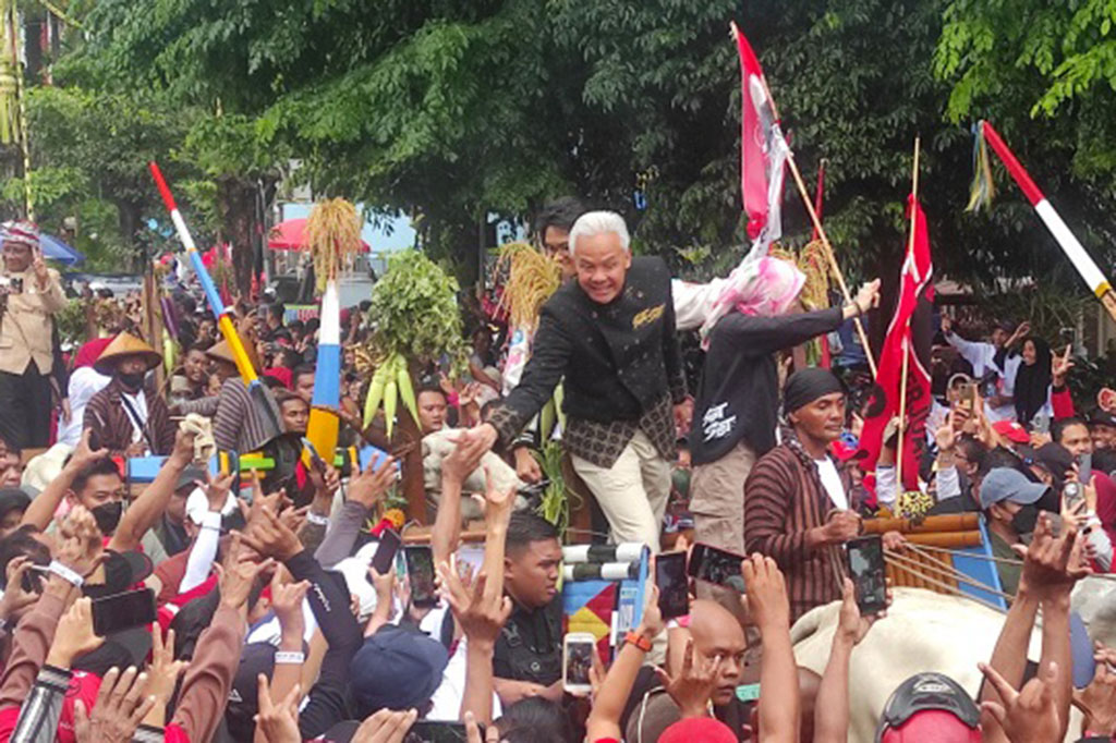 Hujan rintik-rintik sejak pukul 07.00 tidak menyurutkan ratusan ribu massa berkaos merah, hitam dan orange untuk mengelu-elukan Ganjar dan Mahfud yang digadang-gadang bisa terpilih menjadi presiden-wakil presiden lewat hasil pemungutan suara Pemilu 2024 pada 14 Februari nanti.