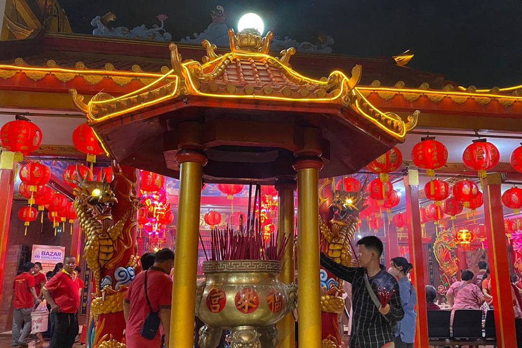 Ratusan pasang lampion berwarna merah terpasang menghiasai wilayah sekitar klenteng. Ratusan lilin pun nampak tertata dengan rapih.