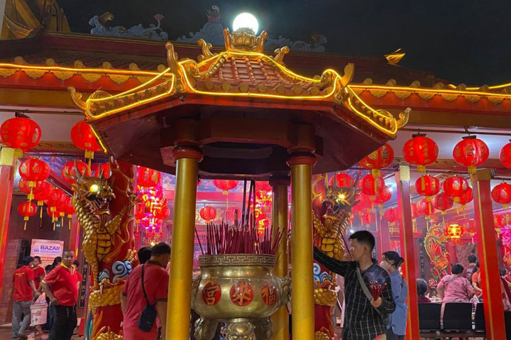 Ratusan pasang lampion berwarna merah terpasang menghiasai wilayah sekitar klenteng. Ratusan lilin pun nampak tertata dengan rapih.