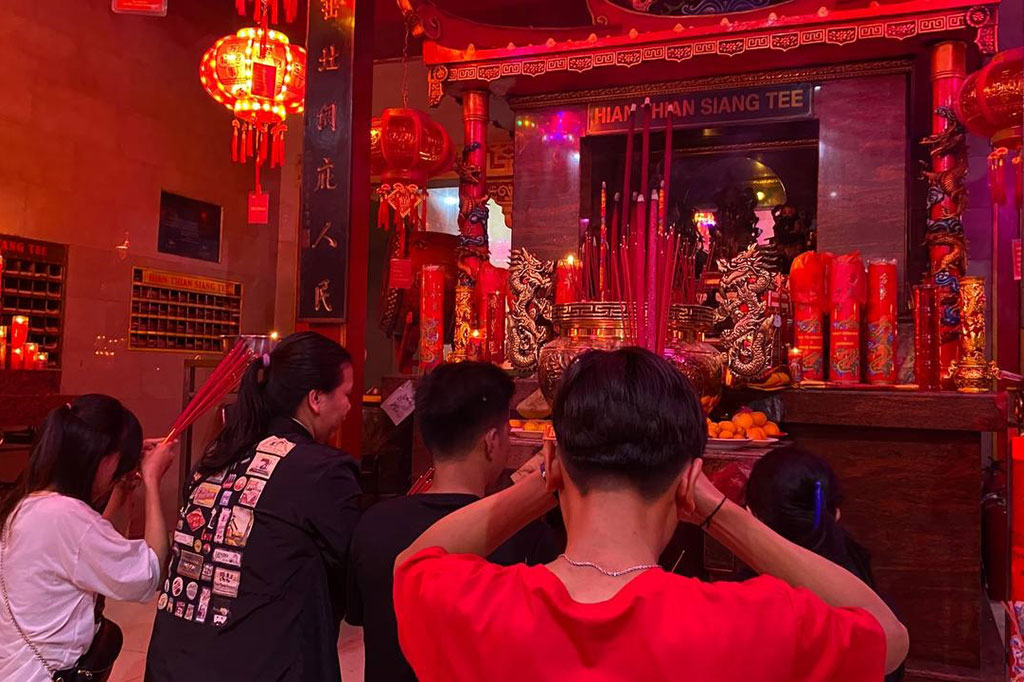 Kepala Kelenteng Hok Lay Kiong, Benny Gunawan, mengatakan, terdapat ratusan pasang lampion dan lilin. 