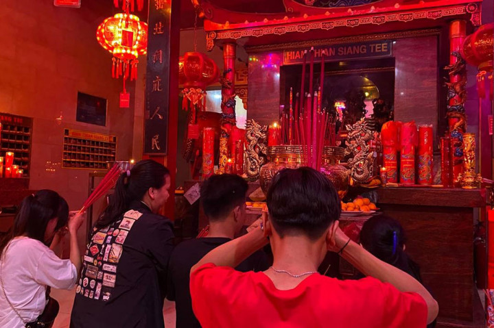 Kepala Kelenteng Hok Lay Kiong, Benny Gunawan, mengatakan, terdapat ratusan pasang lampion dan lilin. 