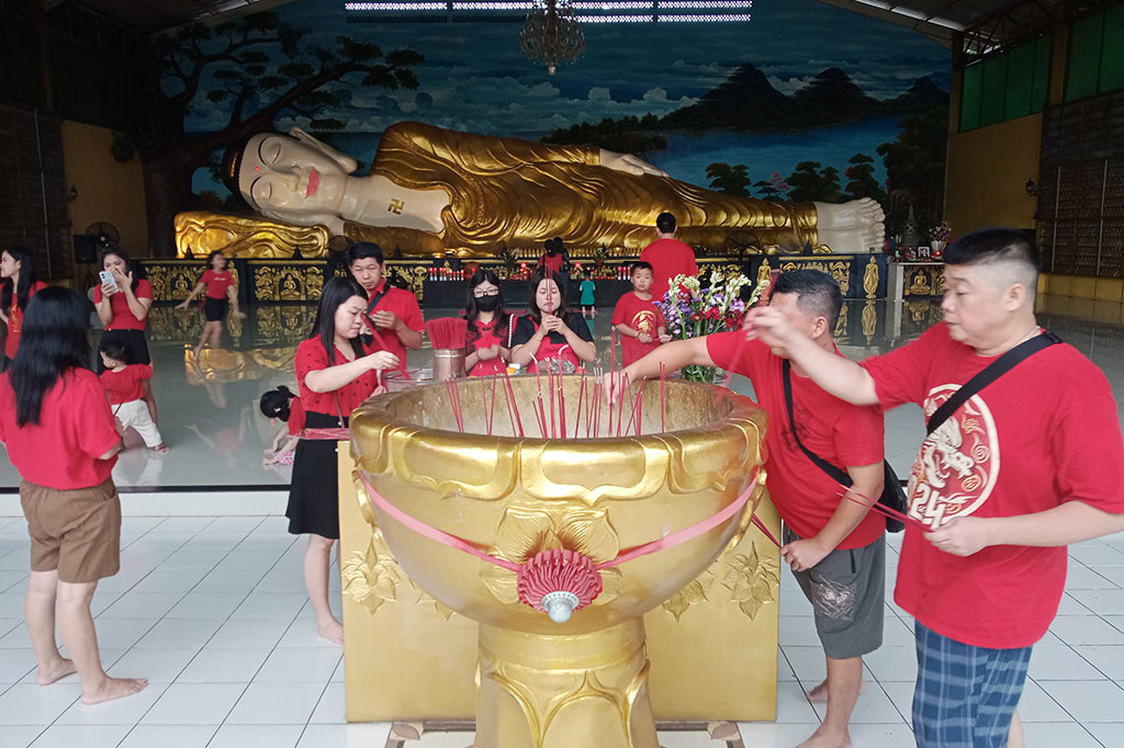 Warga keturunan Tionghoa bersembahyang saat perayaan Tahun Baru Imlek 2024 di Vihara Buddha Dharma dan 8 Pho Sat (Buddha Tidur), di Desa Tonjong, Tajur Halang, Kabupaten Bogor, Jawa Barat, Sabtu, 10 Februari 2024. 