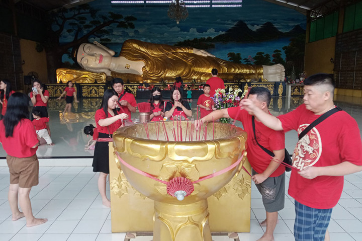 Warga keturunan Tionghoa bersembahyang saat perayaan Tahun Baru Imlek 2024 di Vihara Buddha Dharma dan 8 Pho Sat (Buddha Tidur), di Desa Tonjong, Tajur Halang, Kabupaten Bogor, Jawa Barat, Sabtu, 10 Februari 2024. 