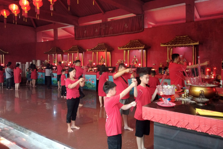 Tahun Baru Imlek 2024 yang jatuh pada 10 Februari 2024 tersebut merupakan tahun Shio Naga Kayu yang memiliki lambang kekuatan, kemakmuran, keberuntungan, dan penuh dengan kesuksesan. 