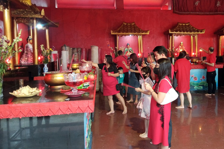 Beberapa jemaat Vihara Buddha Tidur usia bersembahyang berharap bahwa di tahun mendatang dipenuhi kedamaian, ketenteraman, dan berharap Pemilu 2024 berlangsung aman dan damai.