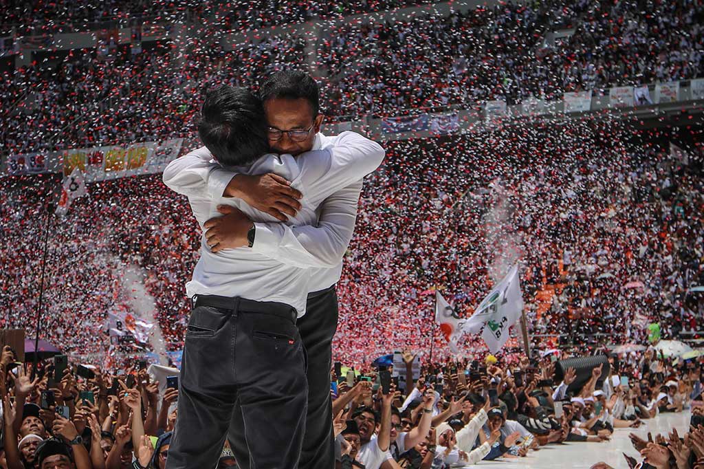 Calon wakil presiden Muhaimin Iskandar tampak menangis haru dan  disambut pelukan oleh calon presiden Anies Baswedan saat momen orasi penutup kampanye yang bertajuk 'Kumpul Akbar Ber1 Berani Berubah' di Jakarta International Stadium (JIS), Jakarta, Sabtu, 10 Februari 2024.