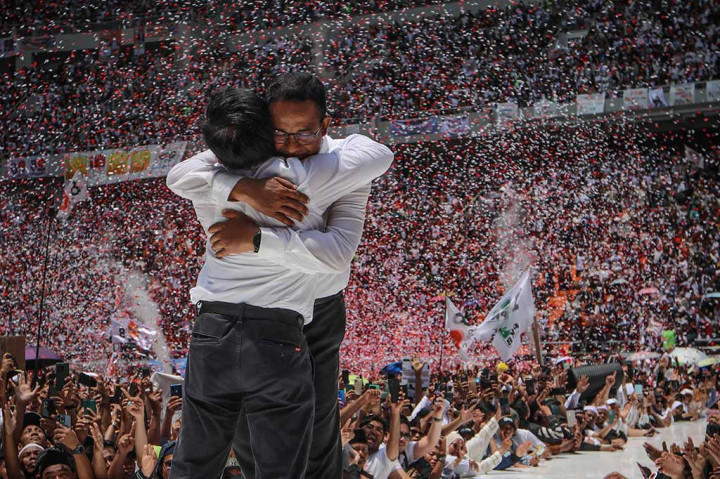 Calon wakil presiden Muhaimin Iskandar tampak menangis haru dan  disambut pelukan oleh calon presiden Anies Baswedan saat momen orasi penutup kampanye yang bertajuk 'Kumpul Akbar Ber1 Berani Berubah' di Jakarta International Stadium (JIS), Jakarta, Sabtu, 10 Februari 2024.