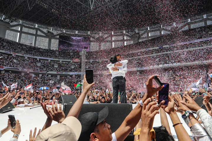 Setelah menyampaikan penutup, Anies pun menyapa para relawannya kemudian memeluk Muhaimin. Momen itu pun diiringi selebrasi dengan letusan dan semburan potongan kertas atau paper confetti.