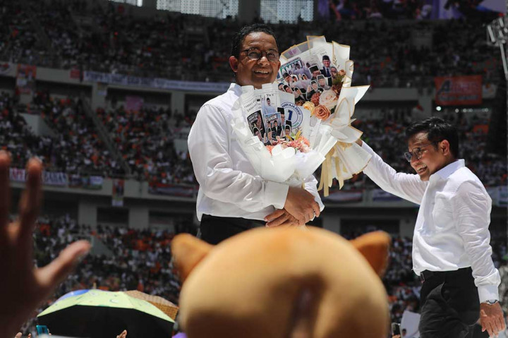Kemudian pasangan itu pun mendapatkan buket bunga dari sejumlah pendukungnya di sekitar panggung.