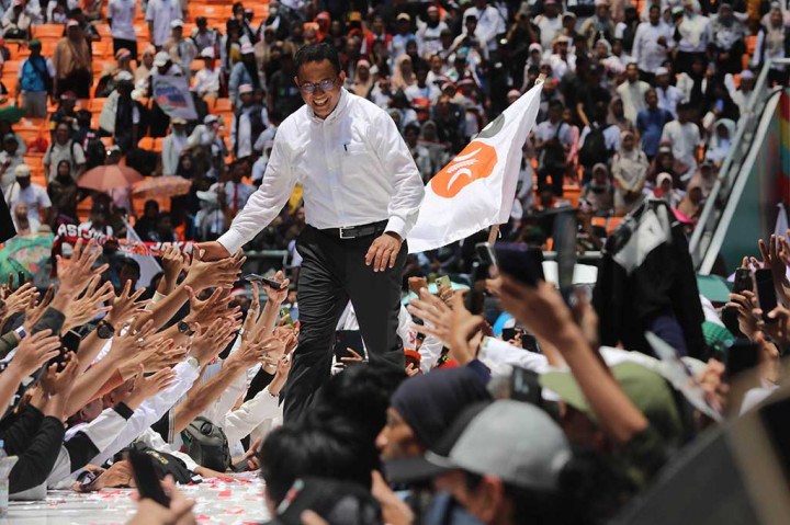 Anies dan Muhaimin pun kemudian menghampiri para pendukungnya dan bersedia berfoto bersama.