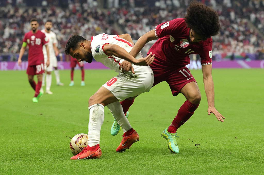 Tim Nasional Qatar sukses back to back juara di ajang Piala Asia 2023 usai mengalahkan tim kuda hitam Yordania pada laga final di hadapan puluhan ribu pendukungnya sendiri di Stadion Losail, Doha, Qatar, Sabtu 10 Februari 2024 malam WIB. The Maroons sukses mempertahankan gelar di Piala Asia dan menguangi pencapaian edisi 2019.