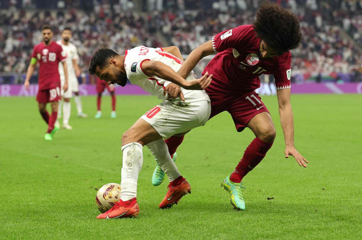 Tim Nasional Qatar sukses back to back juara di ajang Piala Asia 2023 usai mengalahkan tim kuda hitam Yordania pada laga final di hadapan puluhan ribu pendukungnya sendiri di Stadion Losail, Doha, Qatar, Sabtu 10 Februari 2024 malam WIB. The Maroons sukses mempertahankan gelar di Piala Asia dan menguangi pencapaian edisi 2019.