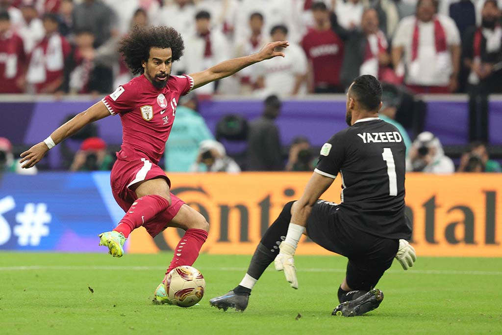 Sejak kick off,  Qatar yang mengalahkan Iran di semifinal sudah mengancam pada menit ke-6. Sayang upaya bintang mereka, Akram Afif dari jarak dekat masih bisa dihalau kiper Yordania Yazeed Abulaila. Dua menit berselang, Afif kembali mengancam. Namun sayang tendangan datarnya masih terlalu lemah diamankan Abulaila.