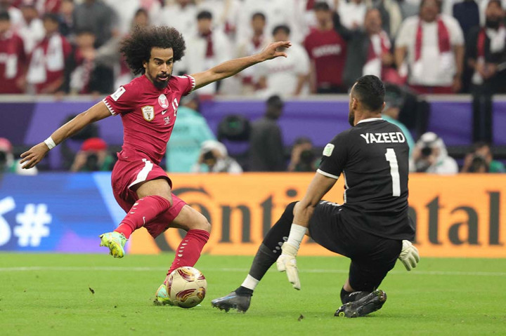 Sejak kick off,  Qatar yang mengalahkan Iran di semifinal sudah mengancam pada menit ke-6. Sayang upaya bintang mereka, Akram Afif dari jarak dekat masih bisa dihalau kiper Yordania Yazeed Abulaila. Dua menit berselang, Afif kembali mengancam. Namun sayang tendangan datarnya masih terlalu lemah diamankan Abulaila.