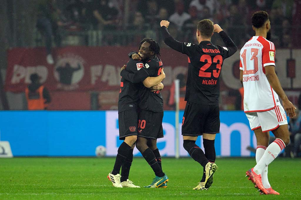 Sementara bagi Leverkusen, kemenangaan atas pesaing terberat di Bundesliga itu membuat klub berjuluk Die Werkself tersebut aman di puncak klasemen sementara Bundesliga dengan 55 poin, unggul lima poin dari Muenchen di posisi kedua.