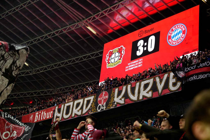 Tiga gol kemenangan Leverkusen atas The Bavarian ini dicetak J. Stanisic (18'), Alex Grimaldo (50') dan J. Frimpong (95').