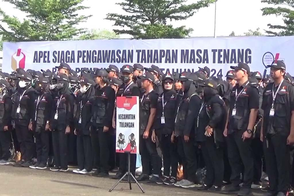 Memasuki masa tenang, Bawaslu Sidoarjo menggelar apel siaga, diikuti segenap panitia pengawas kecamatan dan desa, polri/TNI dan satpol PP, Minggu, 11 Februari 2024. Setelah apel siaga di halaman mal pelayanan publik ini, akan dilanjutkan dengan penertiban alat peraga kampanye, di seluruh titik wilayah Sidoarjo.