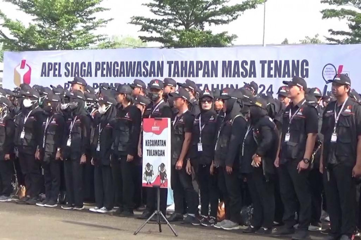 Memasuki masa tenang, Bawaslu Sidoarjo menggelar apel siaga, diikuti segenap panitia pengawas kecamatan dan desa, polri/TNI dan satpol PP, Minggu, 11 Februari 2024. Setelah apel siaga di halaman mal pelayanan publik ini, akan dilanjutkan dengan penertiban alat peraga kampanye, di seluruh titik wilayah Sidoarjo.