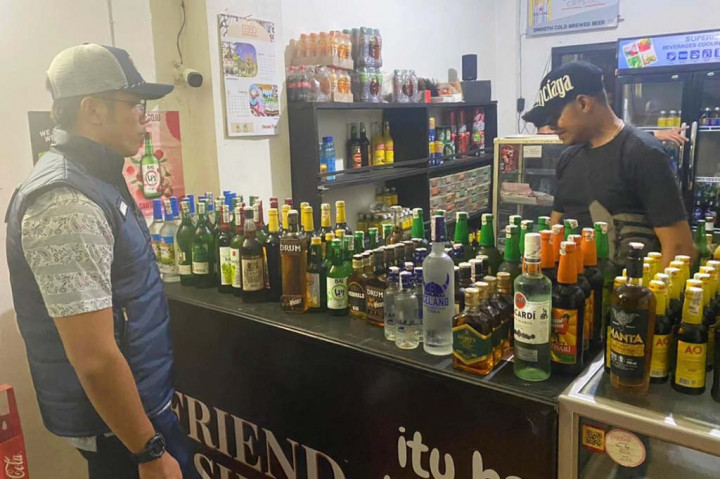 Satuan Reserse Narkotika (Satresnarkoba) Polres Cimahi menyita ratusan botol minuman keras (miras) hasil operasi dari tempat penjualan ilegal atau pedagang minuman beralkohol ilegal.