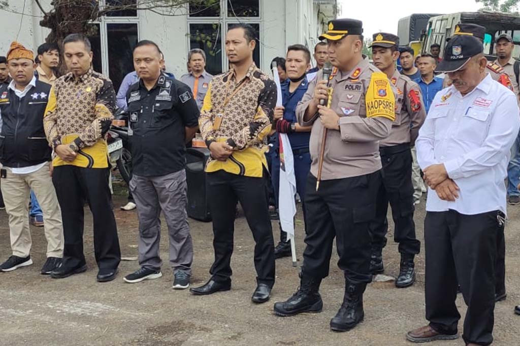 Kapolres Simalungun, AKBP Choky Sentosa Meliala menegaskan komitmen kepolisian untuk melakukan pengamanan secara maksimal, mulai dari pergeseran logistik dari KPU ke PPK hingga ke kecamatan dan Nagori.
Disamping itu, ia mengajak semua pihak untuk memfasilitasi printer di setiap Tempat Pemungutan Suara (TPS) dan berharap agar Pemilu tahun 2024 dapat berjalan aman dan kondusif. Untuk itu penting sinergitas dan kerjasama antar seluruh pihak.