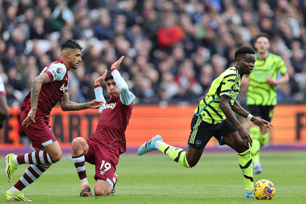 Keunggulan besar empat gol membuat Arsenal menurunkan tempo serangan pada babak kedua. Saka lantas mengukir gol keduanya di pertandingan ini pada menit ke-62, saat ia mendapat umpan dari Martin Odegaard, mengecoh seorang bek West Ham, dan melepaskan sepakan kaki kiri yang menembus gawang tuan rumah.