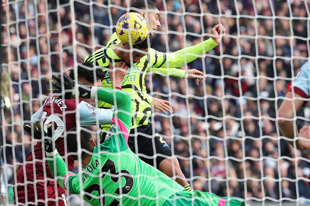 Pesta gol Arsenal dimulai pada menit ke-32 saat William Saliba menanduk bola tendangan sudut mantan pemain West Ham, Declan Rice, untuk masuk ke gawang tuan rumah yang dikawal Alphonse Areola.